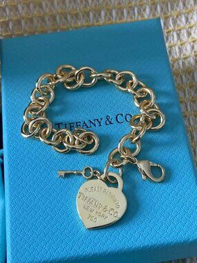Tiffany & Co 18K Gold Heart Tag Bracelet – Key Charm & Engraved Detail